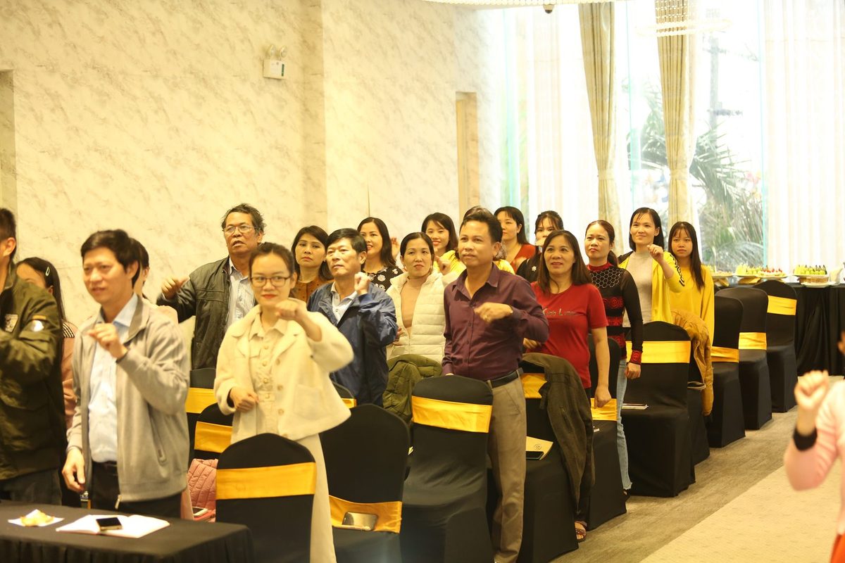 Cả phòng học đứng lên làm bài thực hành theo nhóm