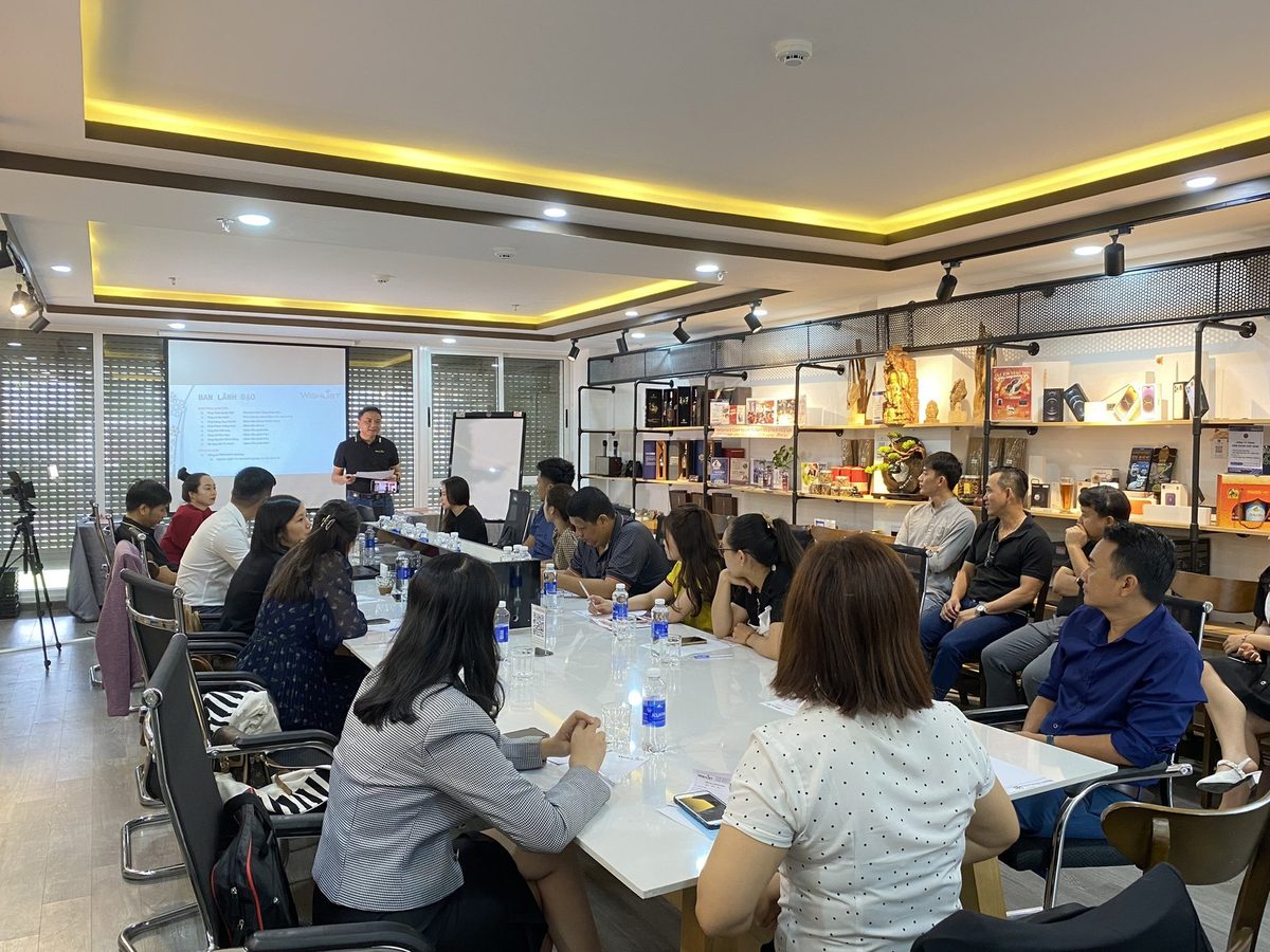 Lớp trực tiếp đông người, học viên ngồi quanh bàn lớn